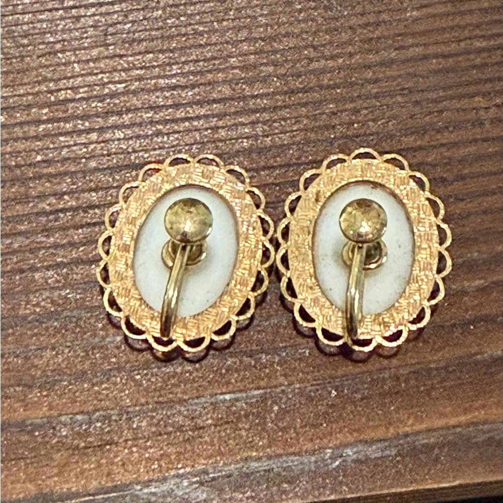 Vintage Elegant Gold and Black Cameo Screw Back Earrings - Picture 5 of 8